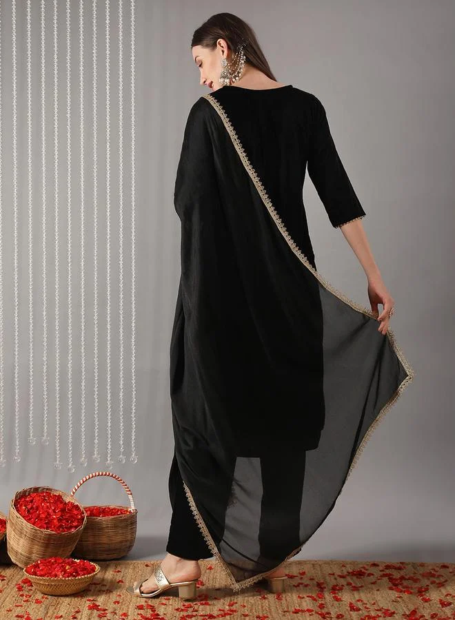 جلو باص مجموعة من كورتا سوداء مطرزة بياقة دائرية مع بنطال ووشاح دانتيل